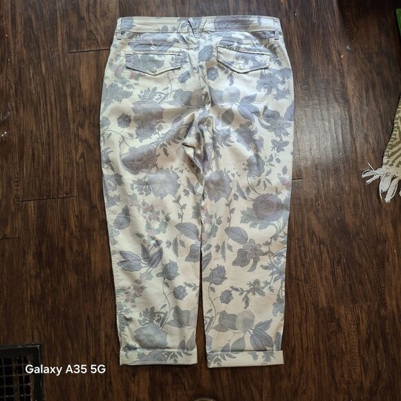 Chicos Floral Capri Pants Size 2 Beige Gray Stretch Cotton Blend Womens Casual W - Picture 4 of 10